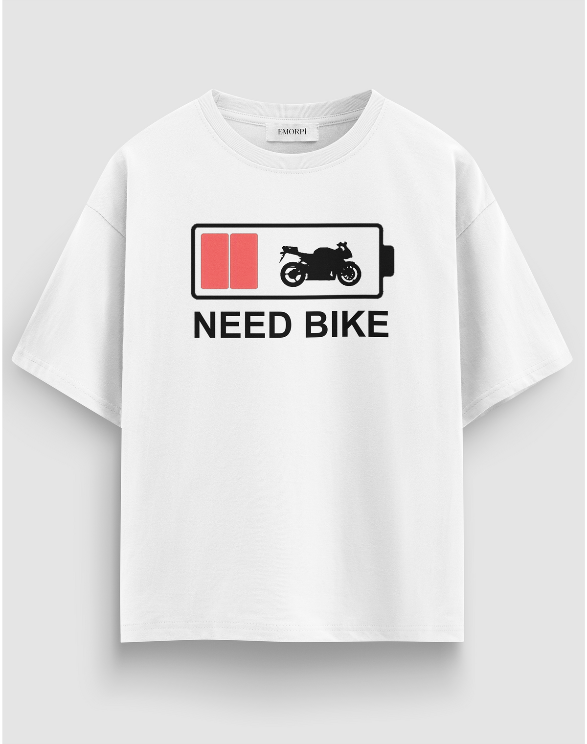 Need Bike baskılı motorcu tişört, beyaz, önden görünüm. Önde pil simgeli NEED BIKE baskısı