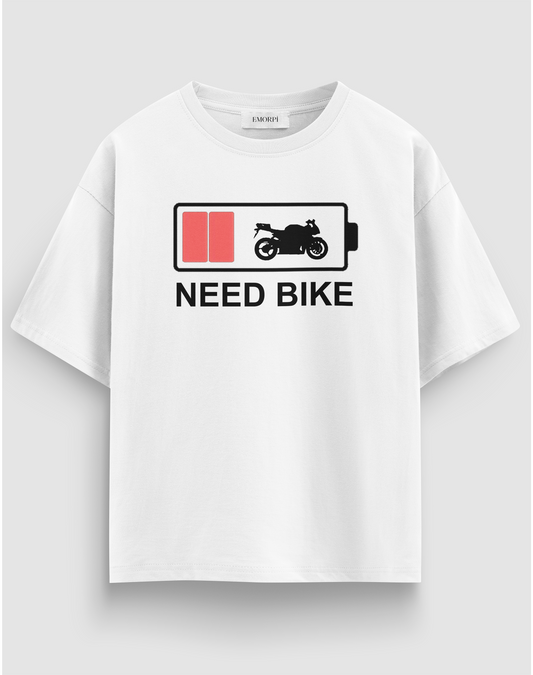 Need Bike baskılı motorcu tişört, beyaz, önden görünüm. Önde pil simgeli NEED BIKE baskısı