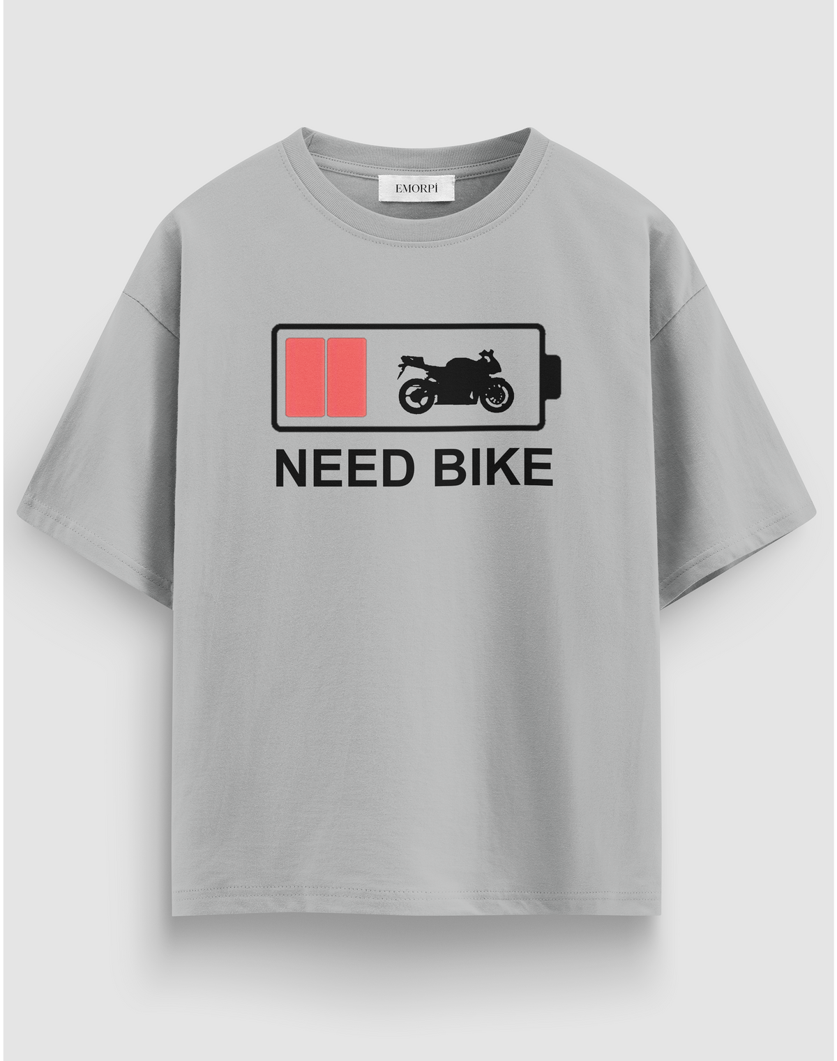 Need Bike baskılı motorcu tişört, gri, önden görünüm. Önde pil simgeli NEED BIKE baskısı