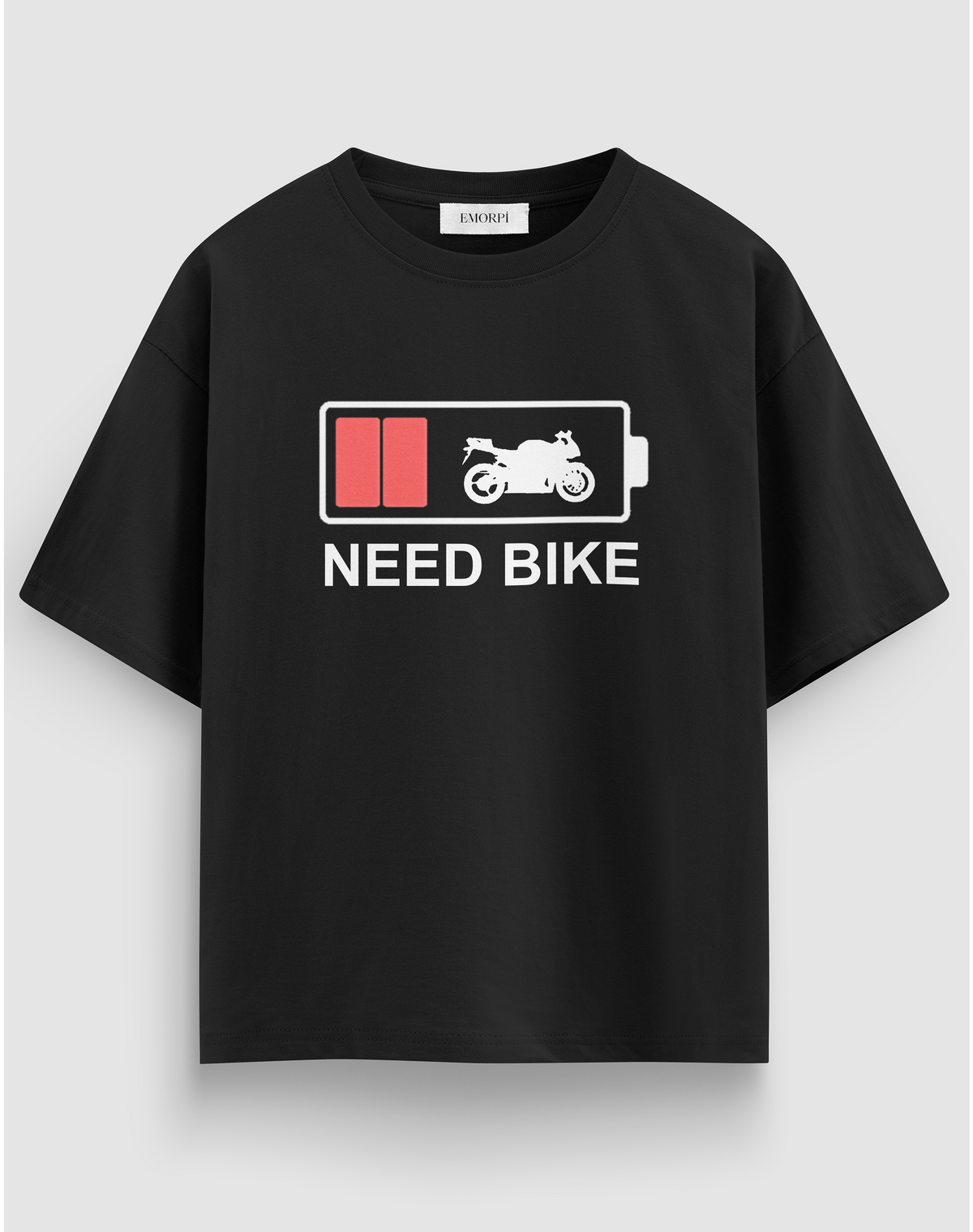 Need Bike baskılı motorcu tişört, siyah, önden görünüm. Önde pil simgeli NEED BIKE baskısı