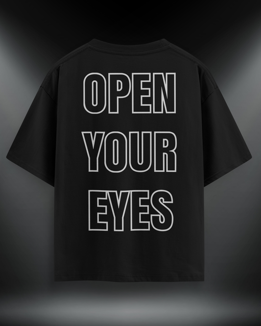 Open Your Eyes reflektör baskılı motorcu tişört, siyah, arkadan görünüm. Reflektörlü OPEN YOUR EYES yazısı, gece görünürlük