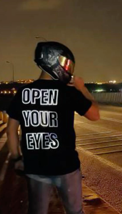 Siyah Open Your Eyes reflektör baskılı motorcu tişört giymiş motorcu