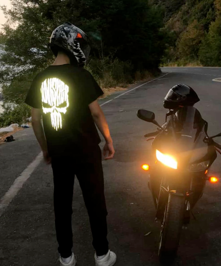 Motosiklet farı ışığında parlayan Punisher reflektör baskılı tişört