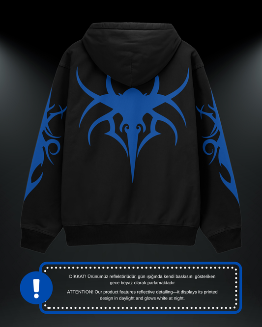 REVENANT reflektörlü oversize motorcu hoodie, siyah, arkadan görünüm. Mavi reflektör baskı: gündüz mavi, gece beyaz parlar