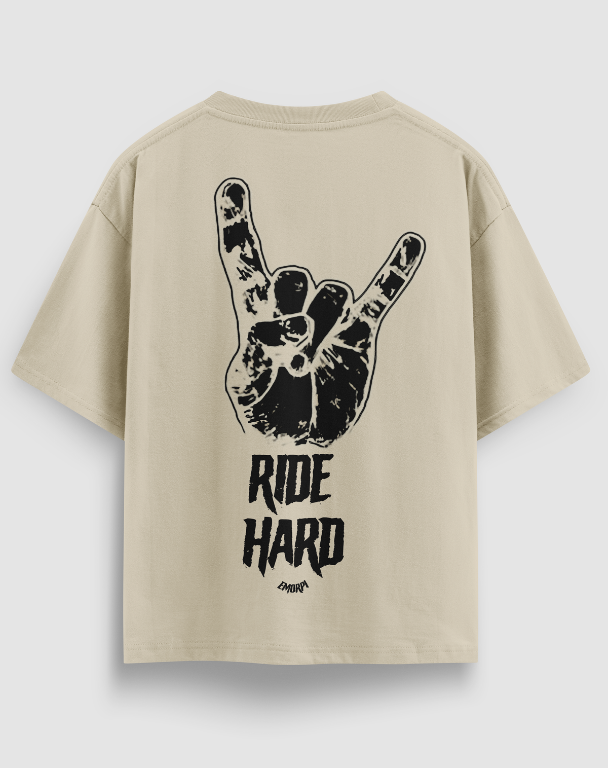 Ride Hard baskılı motorcu tişört, bej, arkadan görünüm. Rock selamı el çizimi ve RIDE HARD sırt baskısı