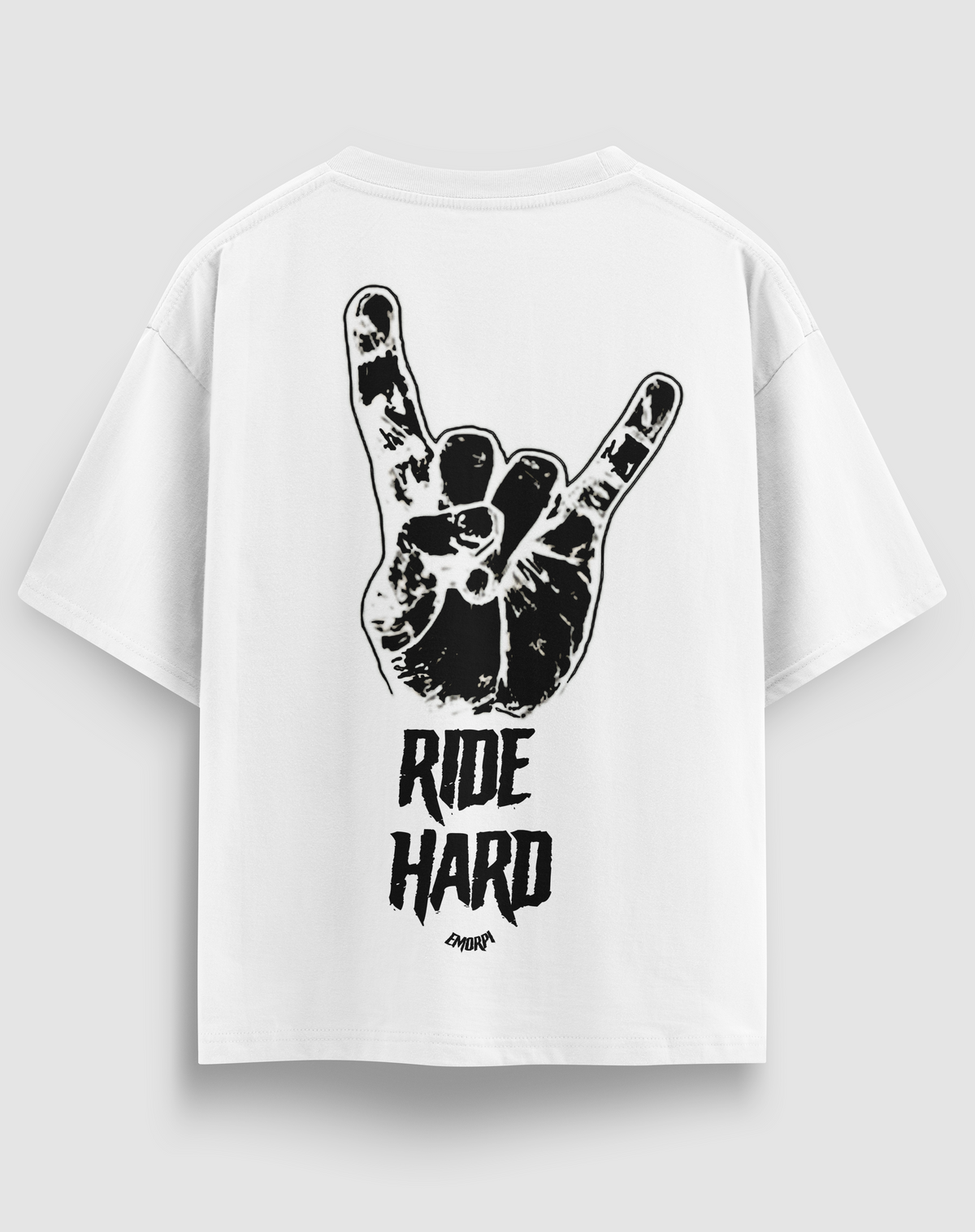 Ride Hard baskılı motorcu tişört, beyaz, arkadan görünüm. Rock selamı el çizimi ve RIDE HARD sırt baskısı