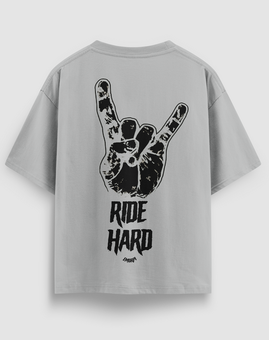Ride Hard baskılı motorcu tişört, gri, arkadan görünüm. Rock selamı el çizimi ve RIDE HARD sırt baskısı