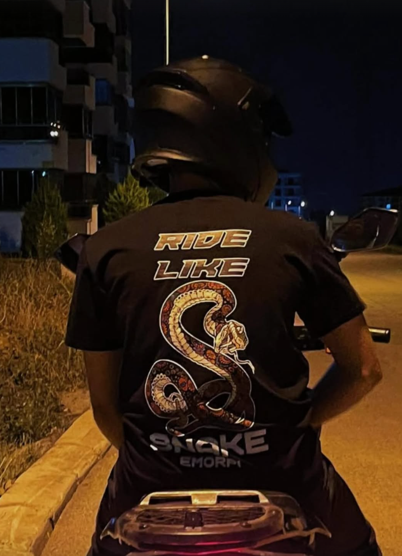 Siyah Ride Like Snake baskılı motorcu tişört giymiş motorcu