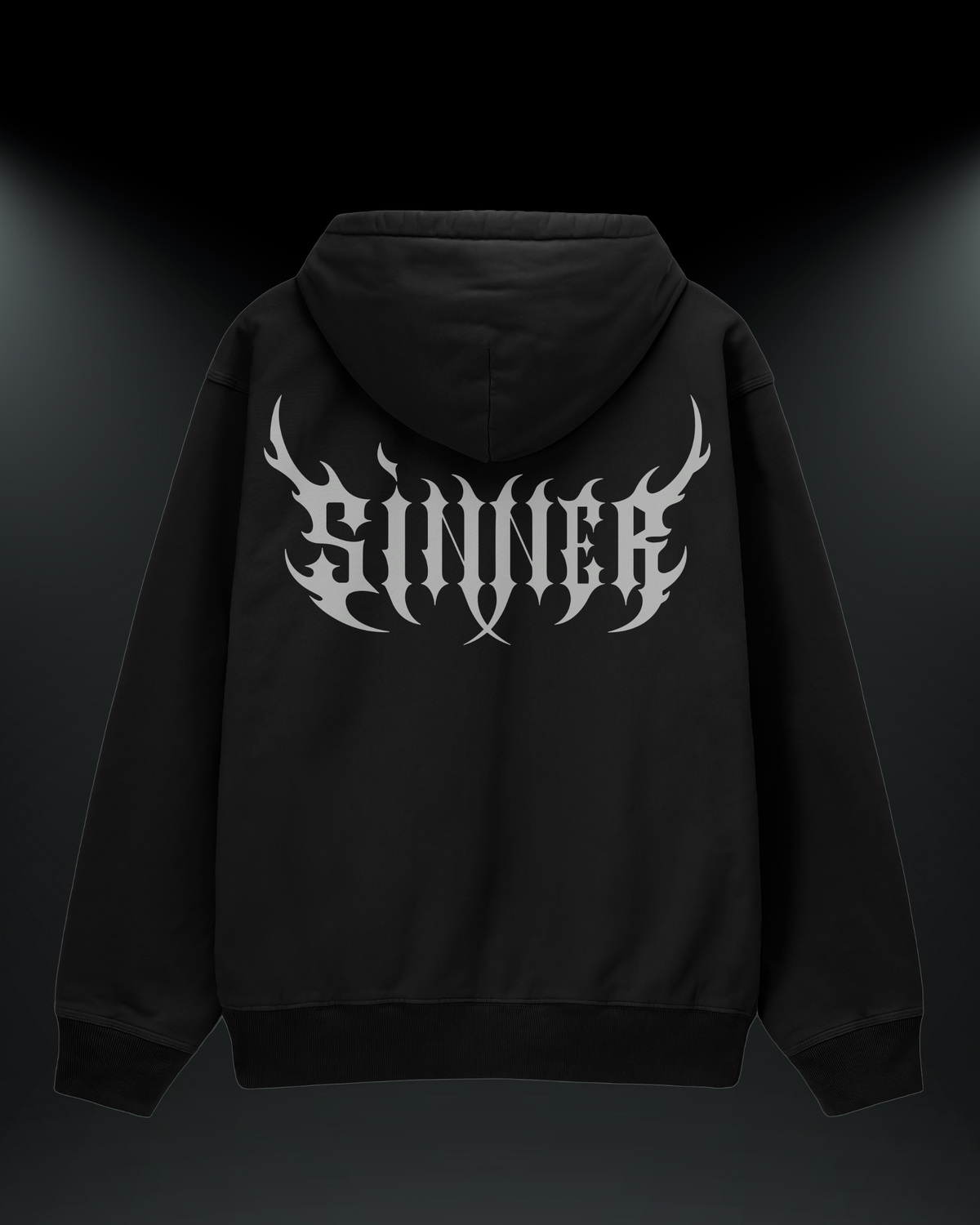 Sinner baskılı reflektörlü oversize motorcu hoodie, siyah, arkadan görünüm. Reflektörlü SINNER yazısı, gece görünürlük