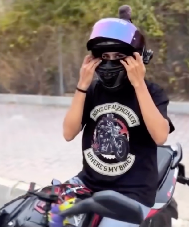 Siyah Sons of Alzheimer baskılı motorcu tişört giymiş motorcu