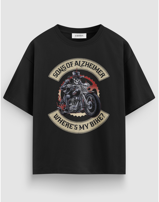 Sons of Alzheimer baskılı motorcu tişört, siyah, önden görünüm. Göğüste iskelet motorcu ve WHERE'S MY BIKE? arma baskısı