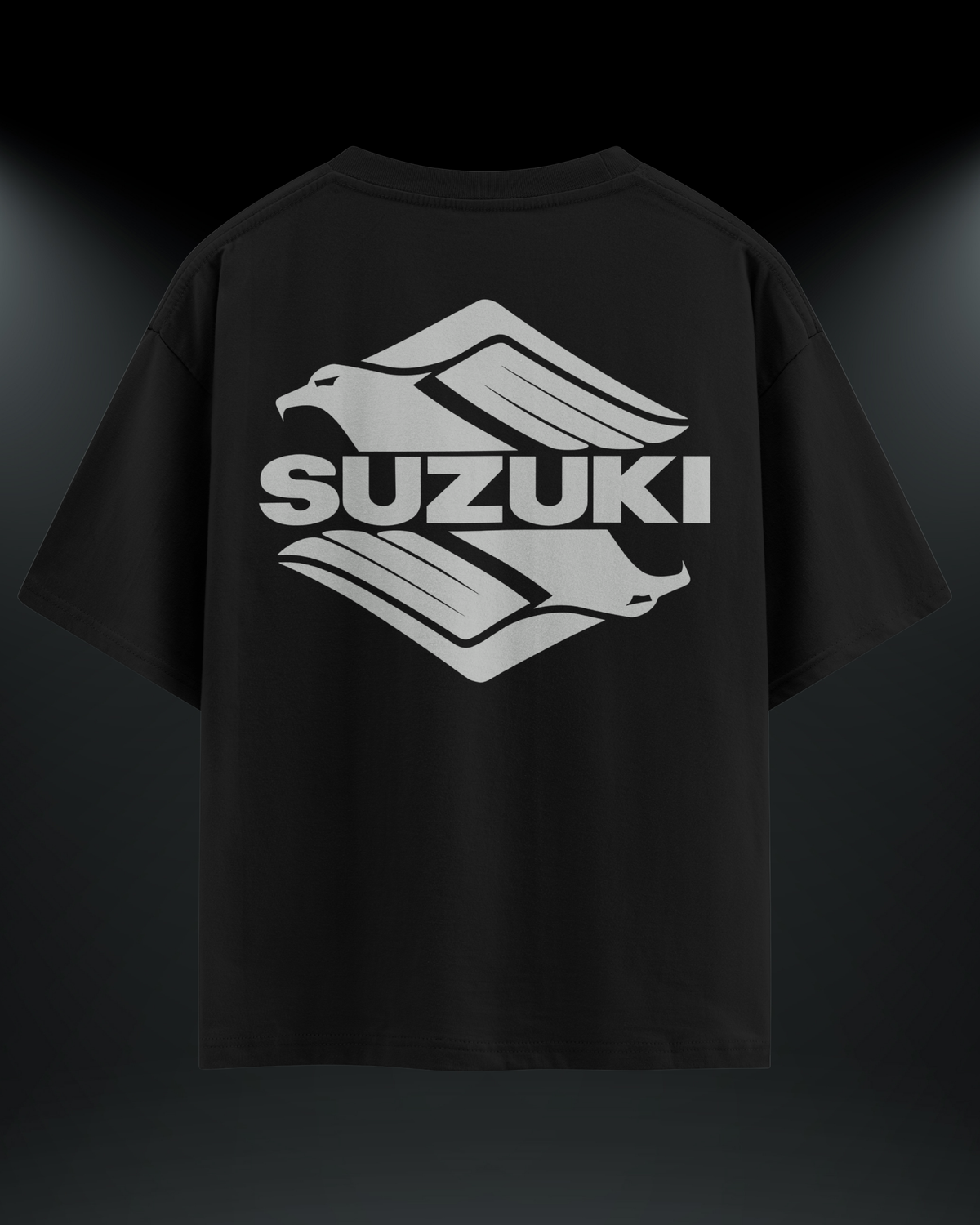 Suzuki reflektör baskılı motorcu tişört, siyah, arkadan görünüm. Reflektörlü kartallı Suzuki logo sırt baskısı
