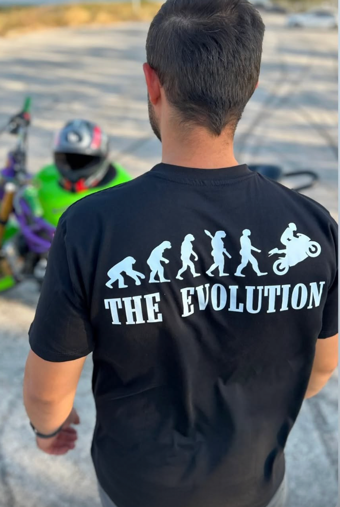 Siyah The Evolution baskılı motorcu tişört giymiş motorcu