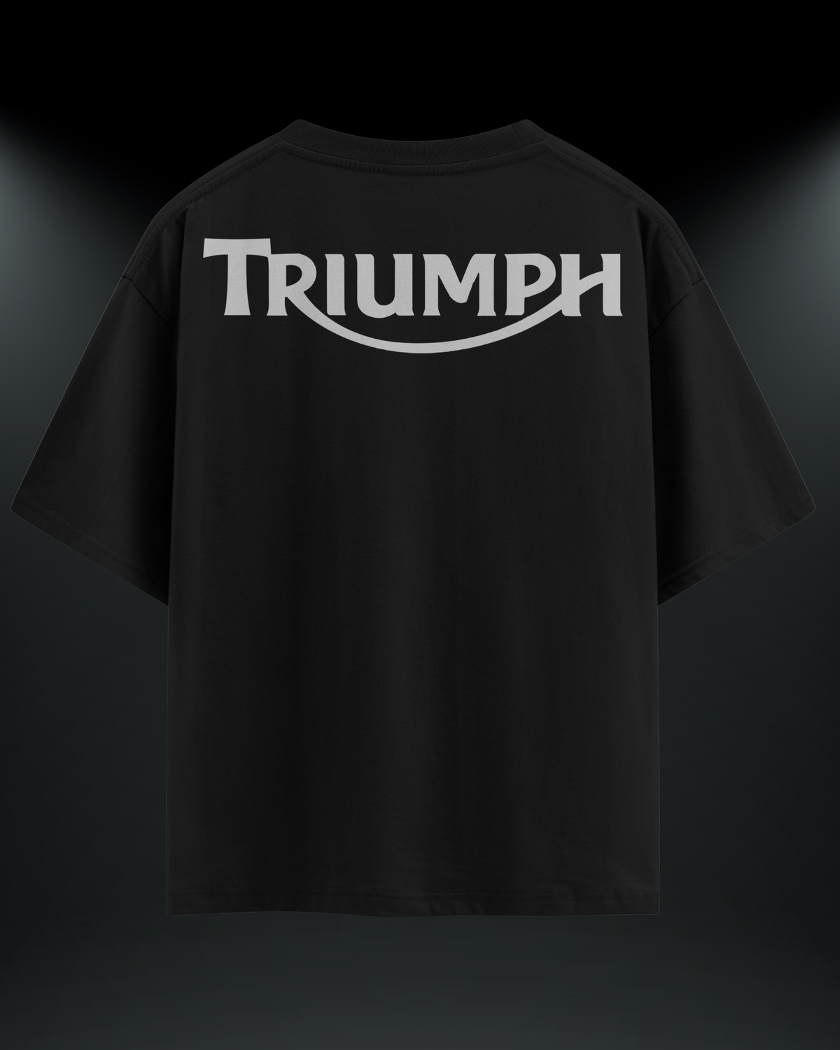 Triumph reflektör baskılı motorcu tişört, siyah, arkadan görünüm. Reflektörlü Triumph yazısı sırt baskısı