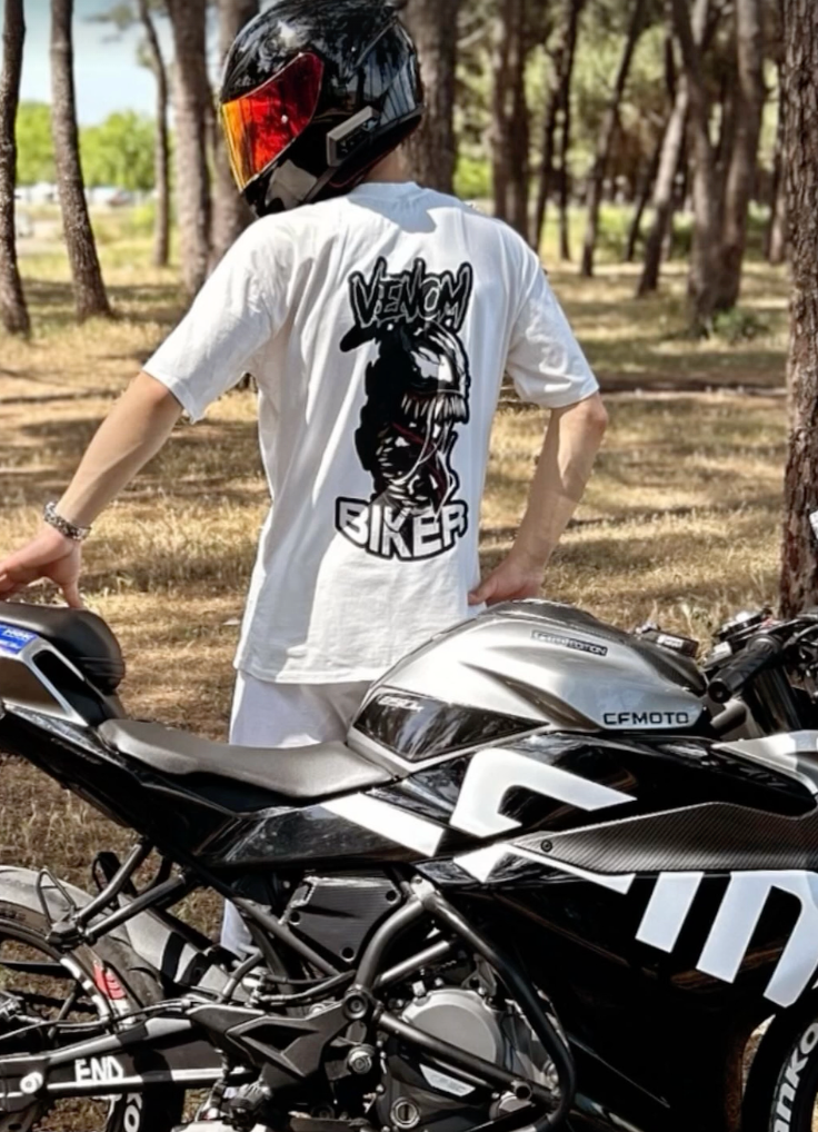Beyaz Venom Biker baskılı motorcu tişört giymiş motorcu