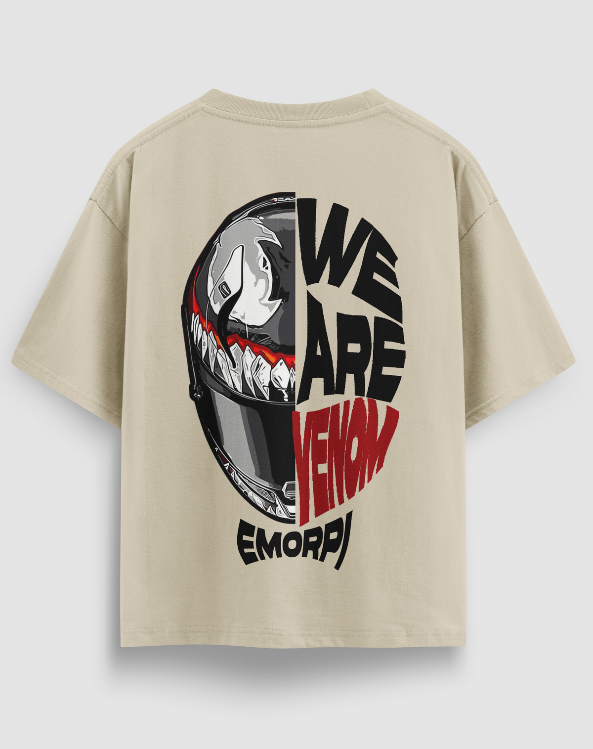 We Are Venom baskılı motorcu tişört, bej, arkadan görünüm. Venom kask çizimi ve WE ARE VENOM sırt baskısı, önde küçük amblem