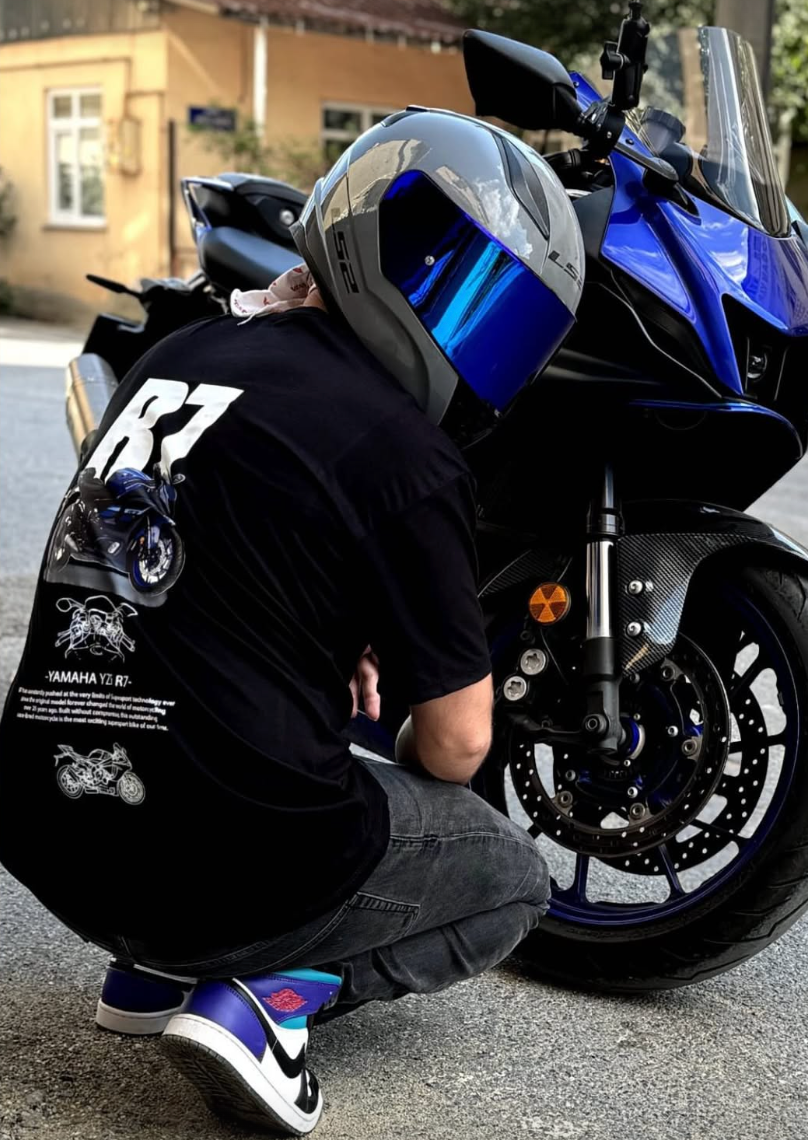 Siyah Yamaha R7 baskılı motorcu tişört giymiş motorcu